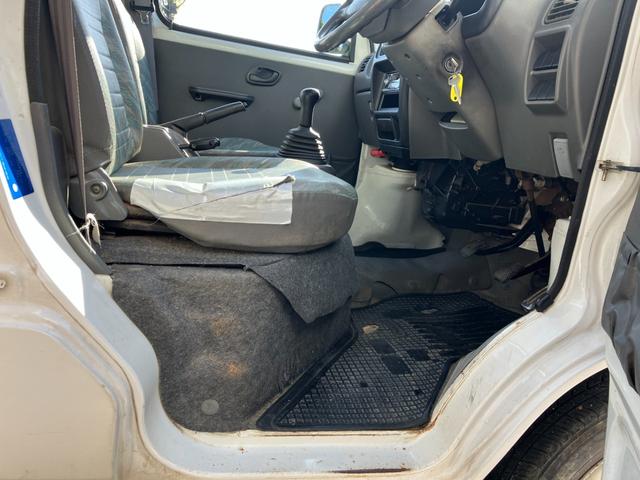 キャリイトラック ＫＵ　４ＷＤ５ＭＴ３方開きエアコンパワステ付ＡＭＦＭラジオ禁煙車ガソリン車ゲートアッパープレート荷台ゴムマットメンテナンスノート取説付き荷台内寸長１９２ｃｍ幅１３８ｃｍ高さ２８ｃｍ（45枚目）