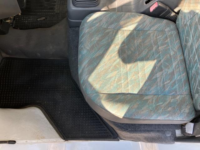 キャリイトラック ＫＵ　４ＷＤ５ＭＴ３方開きエアコンパワステ付ＡＭＦＭラジオ禁煙車ガソリン車ゲートアッパープレート荷台ゴムマットメンテナンスノート取説付き荷台内寸長１９２ｃｍ幅１３８ｃｍ高さ２８ｃｍ（49枚目）