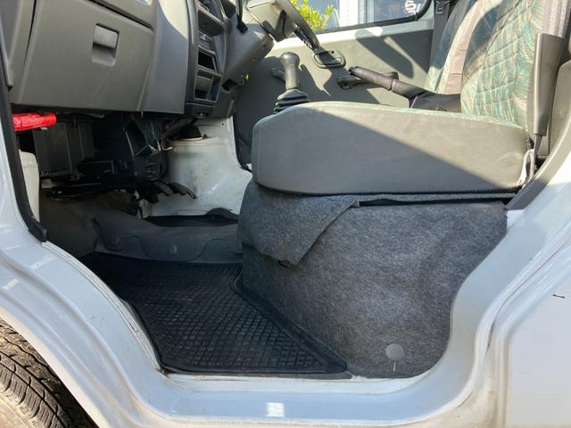 キャリイトラック ＫＵ　４ＷＤ５ＭＴ３方開きエアコンパワステ付ＡＭＦＭラジオ禁煙車ガソリン車ゲートアッパープレート荷台ゴムマットメンテナンスノート取説付き荷台内寸長１９２ｃｍ幅１３８ｃｍ高さ２８ｃｍ（50枚目）