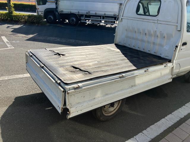 キャリイトラック ＫＵ　４ＷＤ５ＭＴ３方開きエアコンパワステ付ＡＭＦＭラジオ禁煙車ガソリン車ゲートアッパープレート荷台ゴムマットメンテナンスノート取説付き荷台内寸長１９２ｃｍ幅１３８ｃｍ高さ２８ｃｍ（52枚目）