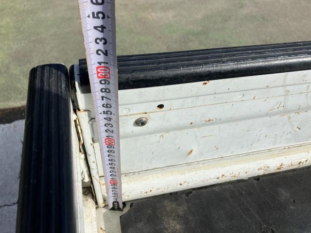 キャリイトラック ＫＵ　４ＷＤ５ＭＴ３方開きエアコンパワステ付ＡＭＦＭラジオ禁煙車ガソリン車ゲートアッパープレート荷台ゴムマットメンテナンスノート取説付き荷台内寸長１９２ｃｍ幅１３８ｃｍ高さ２８ｃｍ（57枚目）