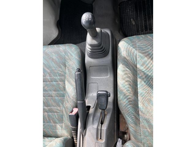 キャリイトラック ＫＵ　４ＷＤ５ＭＴ３方開きエアコンパワステ付ＡＭＦＭラジオ禁煙車ガソリン車ゲートアッパープレート荷台ゴムマットメンテナンスノート取説付き荷台内寸長１９２ｃｍ幅１３８ｃｍ高さ２８ｃｍ（66枚目）