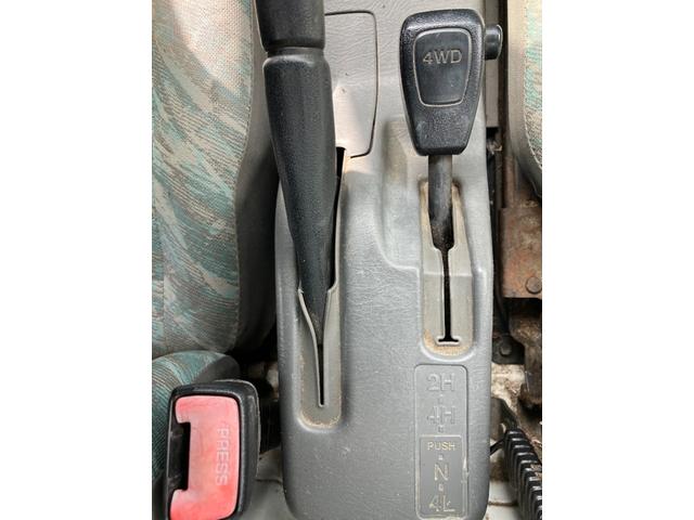 キャリイトラック ＫＵ　４ＷＤ５ＭＴ３方開きエアコンパワステ付ＡＭＦＭラジオ禁煙車ガソリン車ゲートアッパープレート荷台ゴムマットメンテナンスノート取説付き荷台内寸長１９２ｃｍ幅１３８ｃｍ高さ２８ｃｍ（67枚目）