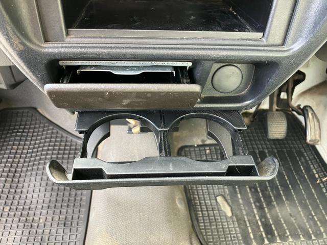 キャリイトラック ＫＵ　４ＷＤ５ＭＴ３方開きエアコンパワステ付ＡＭＦＭラジオ禁煙車ガソリン車ゲートアッパープレート荷台ゴムマットメンテナンスノート取説付き荷台内寸長１９２ｃｍ幅１３８ｃｍ高さ２８ｃｍ（70枚目）