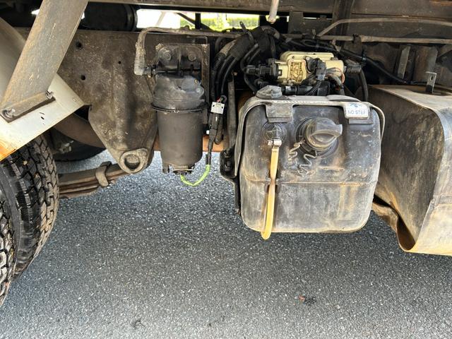 キャンター 全低床ダンプ　全低床強化ダンプ３ｔ積載ディーゼルターボ５ＭＴ３方開ＡＣＰＳＰＷキーレスエントリーフル装備左側電格ミラーフォグランプ荷台内寸長さ３０３ｃｍ幅１５８ｃｍ高さ３７ｃｍ床面地上高９３ｃｍＥＴＣ車載器中間ピン（39枚目）