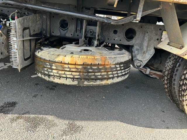 キャンター 全低床ダンプ　全低床強化ダンプ３ｔ積載ディーゼルターボ５ＭＴ３方開ＡＣＰＳＰＷキーレスエントリーフル装備左側電格ミラーフォグランプ荷台内寸長さ３０３ｃｍ幅１５８ｃｍ高さ３７ｃｍ床面地上高９３ｃｍＥＴＣ車載器中間ピン（41枚目）