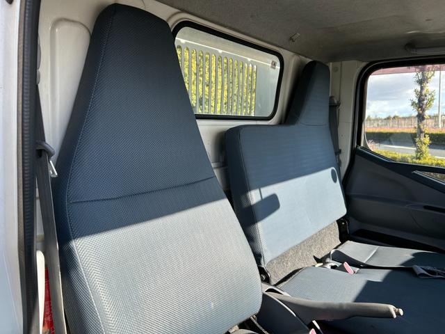 キャンター 全低床ダンプ　全低床強化ダンプ３ｔ積載ディーゼルターボ５ＭＴ３方開ＡＣＰＳＰＷキーレスエントリーフル装備左側電格ミラーフォグランプ荷台内寸長さ３０３ｃｍ幅１５８ｃｍ高さ３７ｃｍ床面地上高９３ｃｍＥＴＣ車載器中間ピン（65枚目）