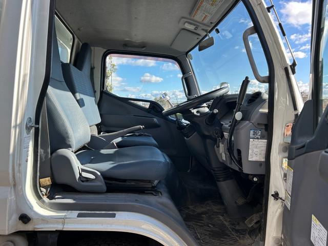 キャンター 全低床ダンプ　全低床強化ダンプ３ｔ積載ディーゼルターボ５ＭＴ３方開ＡＣＰＳＰＷキーレスエントリーフル装備左側電格ミラーフォグランプ荷台内寸長さ３０３ｃｍ幅１５８ｃｍ高さ３７ｃｍ床面地上高９３ｃｍＥＴＣ車載器中間ピン（67枚目）