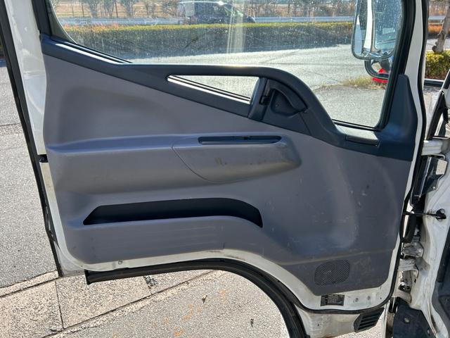 キャンター 全低床ダンプ　全低床強化ダンプ３ｔ積載ディーゼルターボ５ＭＴ３方開ＡＣＰＳＰＷキーレスエントリーフル装備左側電格ミラーフォグランプ荷台内寸長さ３０３ｃｍ幅１５８ｃｍ高さ３７ｃｍ床面地上高９３ｃｍＥＴＣ車載器中間ピン（69枚目）