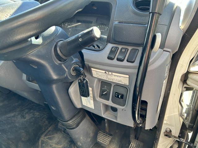 キャンター 全低床ダンプ　全低床強化ダンプ３ｔ積載ディーゼルターボ５ＭＴ３方開ＡＣＰＳＰＷキーレスエントリーフル装備左側電格ミラーフォグランプ荷台内寸長さ３０３ｃｍ幅１５８ｃｍ高さ３７ｃｍ床面地上高９３ｃｍＥＴＣ車載器中間ピン（73枚目）