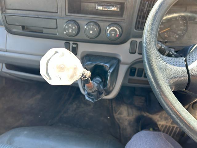 キャンター 全低床ダンプ　全低床強化ダンプ３ｔ積載ディーゼルターボ５ＭＴ３方開ＡＣＰＳＰＷキーレスエントリーフル装備左側電格ミラーフォグランプ荷台内寸長さ３０３ｃｍ幅１５８ｃｍ高さ３７ｃｍ床面地上高９３ｃｍＥＴＣ車載器中間ピン（77枚目）