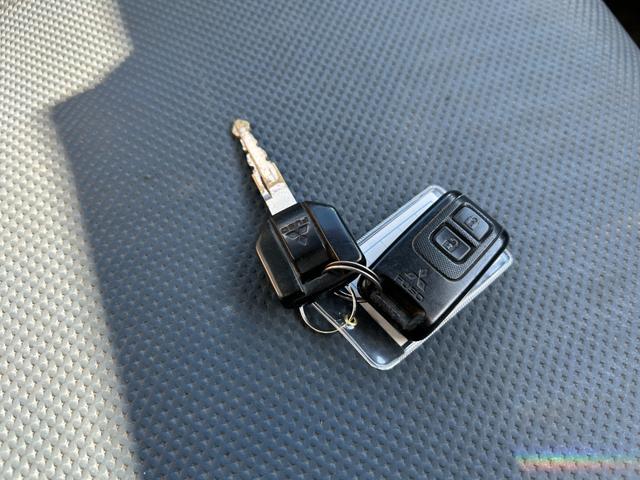 キャンター 全低床ダンプ　全低床強化ダンプ３ｔ積載ディーゼルターボ５ＭＴ３方開ＡＣＰＳＰＷキーレスエントリーフル装備左側電格ミラーフォグランプ荷台内寸長さ３０３ｃｍ幅１５８ｃｍ高さ３７ｃｍ床面地上高９３ｃｍＥＴＣ車載器中間ピン（80枚目）