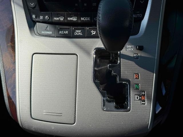 アルファード ２４０Ｓ　ＥＴＣ　バックカメラ　ＴＶ　クリアランスソナー　両側電動スライドドア　オートライト　ＨＩＤ　スマートキー　電動格納ミラー　後席モニター　３列シート　ＣＶＴ　アルミホイール　盗難防止システム（8枚目）