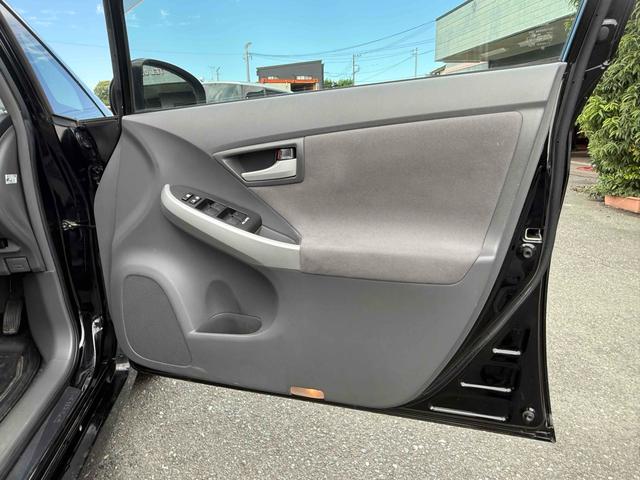 プリウス S ETC ナビ アルミホイール オートライト CVT スマートキー 電動格納ミラー 盗難防止システム 衝突安全ボディ ABS ESC エアコン パワーステアリング パワーウィンドウ(31枚目)