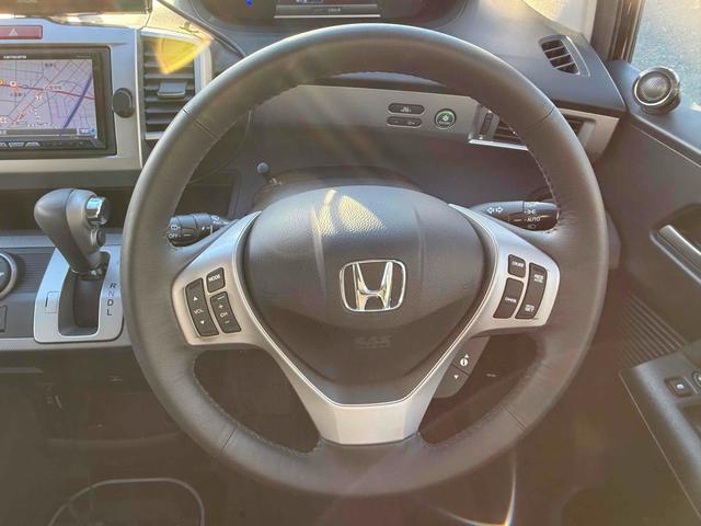 フリードハイブリッド ジャストセレクション　ドライブレコーダー　ナビ　オートクルーズコントロール　両側電動スライドドア　オートライト　ＨＩＤ　スマートキー　電動格納ミラー　３列シート　ウォークスルー　ＣＶＴ　アルミホイール　Ｂｌｕｅｔｏｏｔｈ（3枚目）