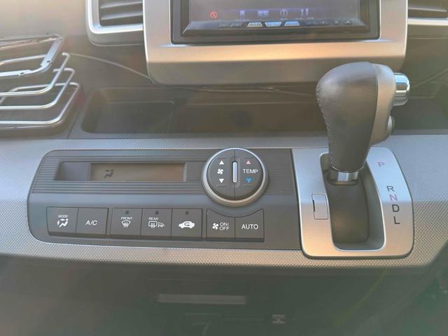 フリードハイブリッド ジャストセレクション　ドライブレコーダー　ナビ　オートクルーズコントロール　両側電動スライドドア　オートライト　ＨＩＤ　スマートキー　電動格納ミラー　３列シート　ウォークスルー　ＣＶＴ　アルミホイール　Ｂｌｕｅｔｏｏｔｈ（5枚目）