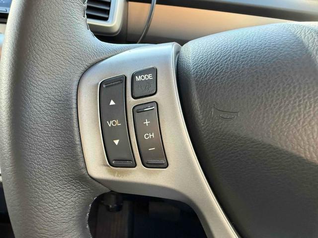 フリードハイブリッド ジャストセレクション　ドライブレコーダー　ナビ　オートクルーズコントロール　両側電動スライドドア　オートライト　ＨＩＤ　スマートキー　電動格納ミラー　３列シート　ウォークスルー　ＣＶＴ　アルミホイール　Ｂｌｕｅｔｏｏｔｈ（6枚目）