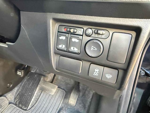 フリードハイブリッド ジャストセレクション　ドライブレコーダー　ナビ　オートクルーズコントロール　両側電動スライドドア　オートライト　ＨＩＤ　スマートキー　電動格納ミラー　３列シート　ウォークスルー　ＣＶＴ　アルミホイール　Ｂｌｕｅｔｏｏｔｈ（8枚目）