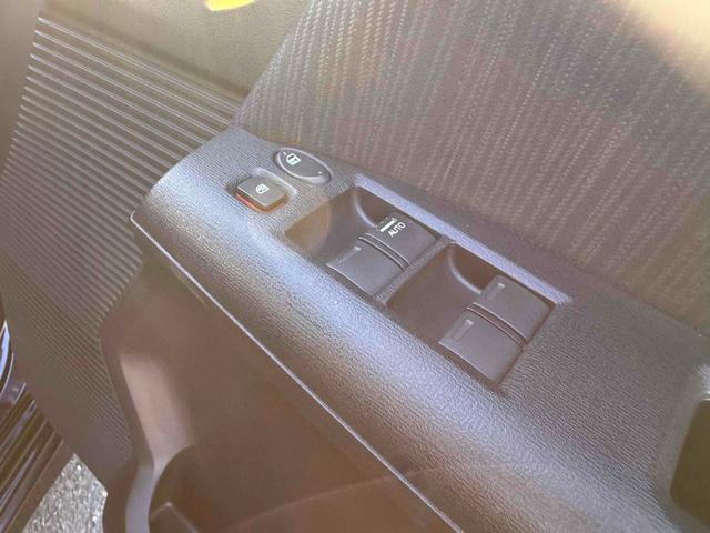 フリードハイブリッド ジャストセレクション　ドライブレコーダー　ナビ　オートクルーズコントロール　両側電動スライドドア　オートライト　ＨＩＤ　スマートキー　電動格納ミラー　３列シート　ウォークスルー　ＣＶＴ　アルミホイール　Ｂｌｕｅｔｏｏｔｈ（9枚目）