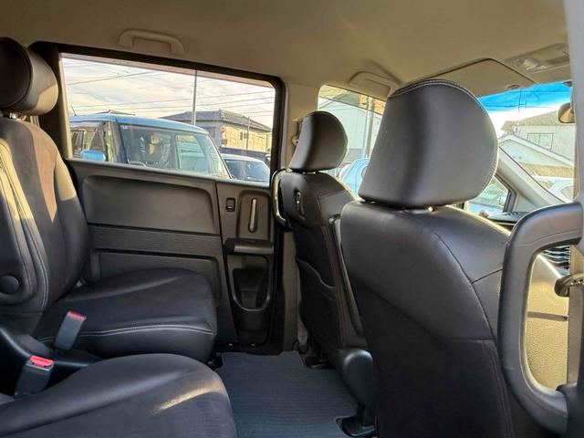 フリードハイブリッド ジャストセレクション　ドライブレコーダー　ナビ　オートクルーズコントロール　両側電動スライドドア　オートライト　ＨＩＤ　スマートキー　電動格納ミラー　３列シート　ウォークスルー　ＣＶＴ　アルミホイール　Ｂｌｕｅｔｏｏｔｈ（11枚目）