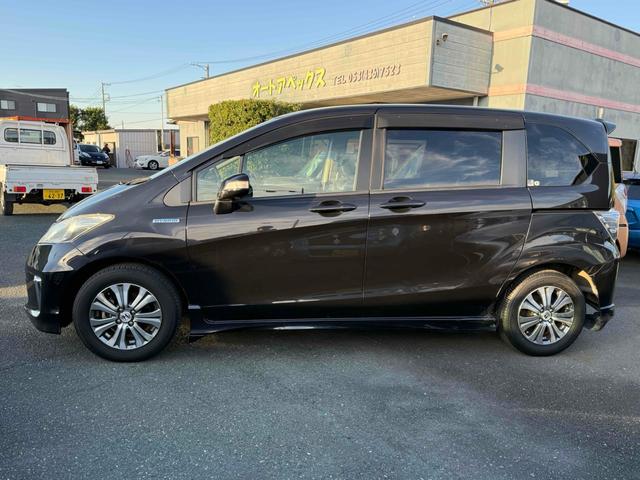 フリードハイブリッド ジャストセレクション　ドライブレコーダー　ナビ　オートクルーズコントロール　両側電動スライドドア　オートライト　ＨＩＤ　スマートキー　電動格納ミラー　３列シート　ウォークスルー　ＣＶＴ　アルミホイール　Ｂｌｕｅｔｏｏｔｈ（14枚目）