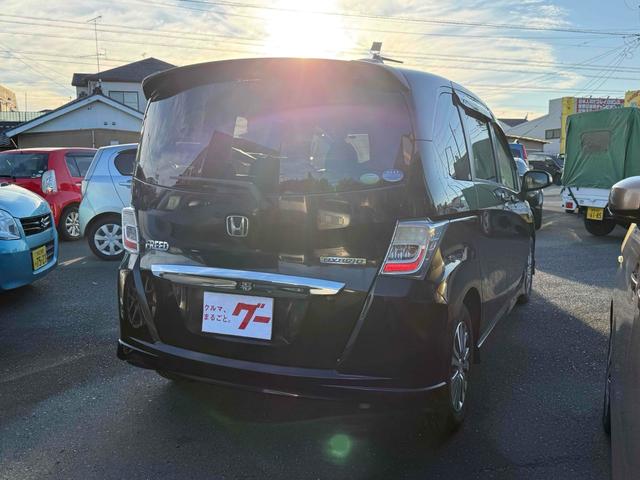 フリードハイブリッド ジャストセレクション　ドライブレコーダー　ナビ　オートクルーズコントロール　両側電動スライドドア　オートライト　ＨＩＤ　スマートキー　電動格納ミラー　３列シート　ウォークスルー　ＣＶＴ　アルミホイール　Ｂｌｕｅｔｏｏｔｈ（15枚目）