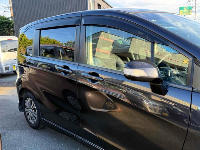 フリードハイブリッド ジャストセレクション　ドライブレコーダー　ナビ　オートクルーズコントロール　両側電動スライドドア　オートライト　ＨＩＤ　スマートキー　電動格納ミラー　３列シート　ウォークスルー　ＣＶＴ　アルミホイール　Ｂｌｕｅｔｏｏｔｈ（26枚目）