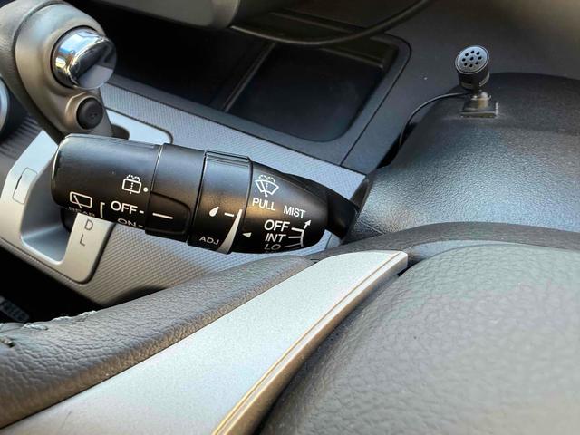 フリードハイブリッド ジャストセレクション　ドライブレコーダー　ナビ　オートクルーズコントロール　両側電動スライドドア　オートライト　ＨＩＤ　スマートキー　電動格納ミラー　３列シート　ウォークスルー　ＣＶＴ　アルミホイール　Ｂｌｕｅｔｏｏｔｈ（32枚目）