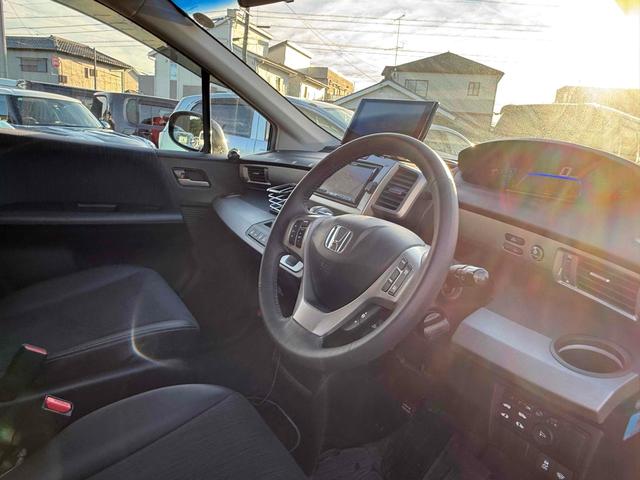 フリードハイブリッド ジャストセレクション　ドライブレコーダー　ナビ　オートクルーズコントロール　両側電動スライドドア　オートライト　ＨＩＤ　スマートキー　電動格納ミラー　３列シート　ウォークスルー　ＣＶＴ　アルミホイール　Ｂｌｕｅｔｏｏｔｈ（37枚目）