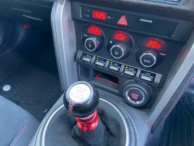 ８６ ＧＴ　ＢＬＩＴＺエアロスピードＲコンセプト　６ＭＴ　ＶＬＡＮＤヘッドライト　Ｂｌｕｅｔｏｏｔｈ　ＶＡＬＥＮＴＩサイドマーカー　クイックリリース　ＡＲＲＯＷＺ車高調　ＥＴＣ　禁煙車（5枚目）