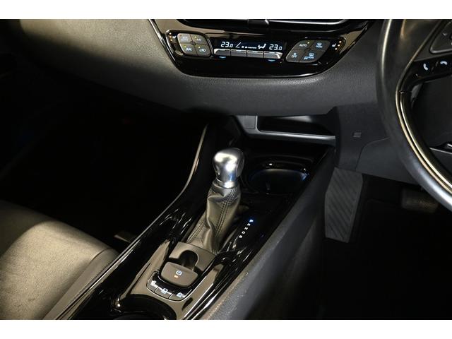 左右で温度調整の出来るデュアルオートエアコン完備☆快適な車内空間で会話も弾みます♪寒い日も快適♪シートヒーター装備！