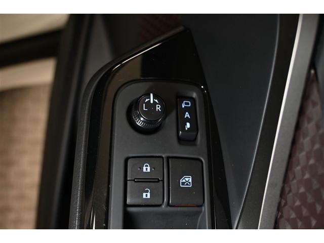 狭い場所も苦になりません。電動格納ドアミラー装備。