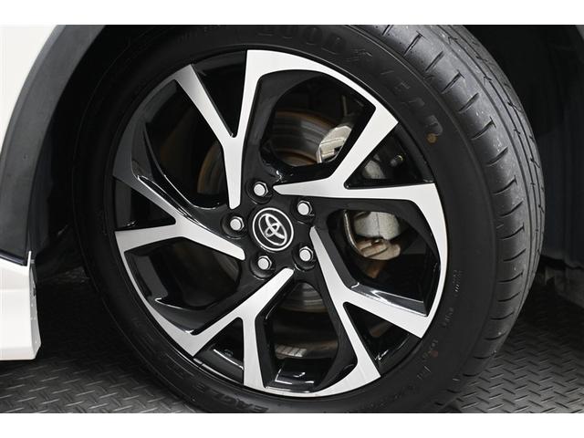 純正アルミホイールはデザインも良く精度は高め。走行安定性がとてもいいんです。