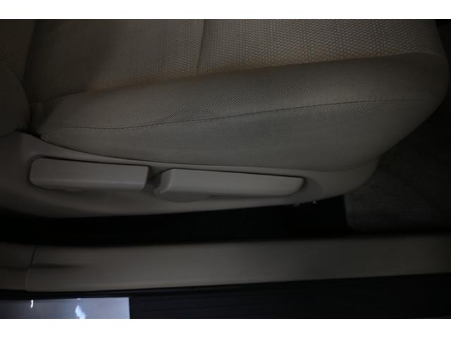 運転席シートリフター装備！シートの上下調整で運転操作の視界を確保できます。