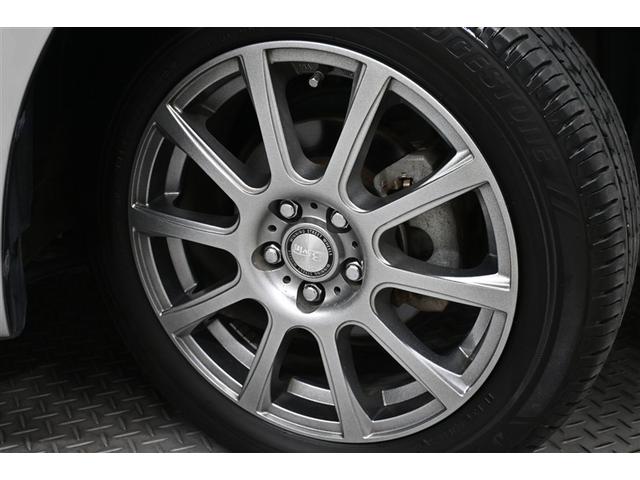 足元を飾るスポーティーなアルミホイール。