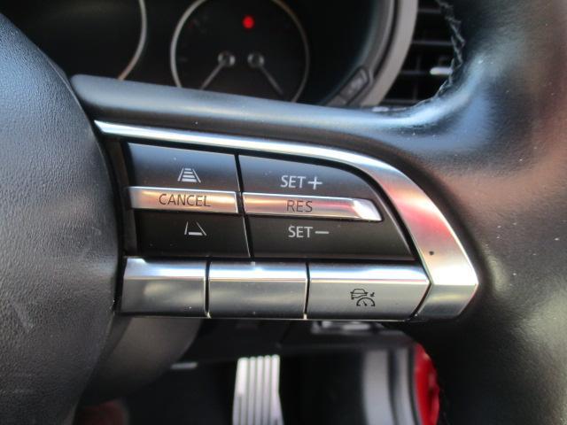 �Ǐ]���̃��[�_�[�N���[�Y�R���g���[���𑕔��I�t�����g�Z���T�[����s�Ԃ����m���邱�ƂŃA�N�Z���y�_����u���[�L�y�_���𓥂܂Ȃ��Ă��ݒ肵�����x�ł̒葬���s��A�Ԋԋ��������ɕۂ��Ȃ���Ǐ]���s�ł���V�X