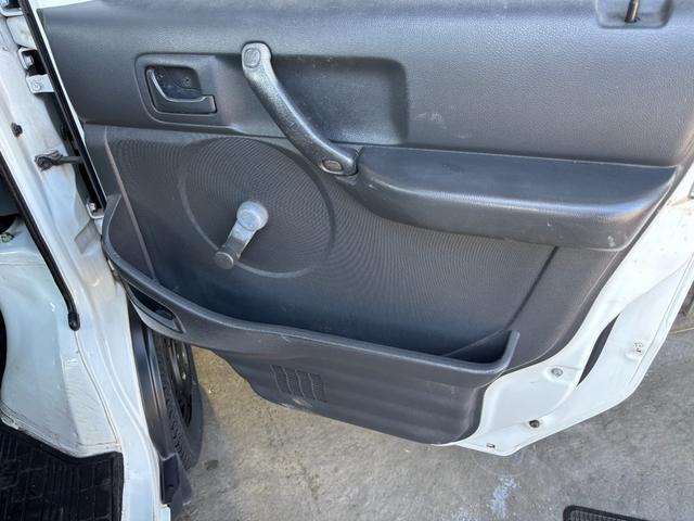 キャリイトラック 車検9年6月まで ワンオーナー エアコン パワステ 3方開 オートマ AMFMラジオ タイヤ4本新品 ホイールマッドブラック塗装 荷台マット ゲートプロテクター マット バイザー(11枚目)