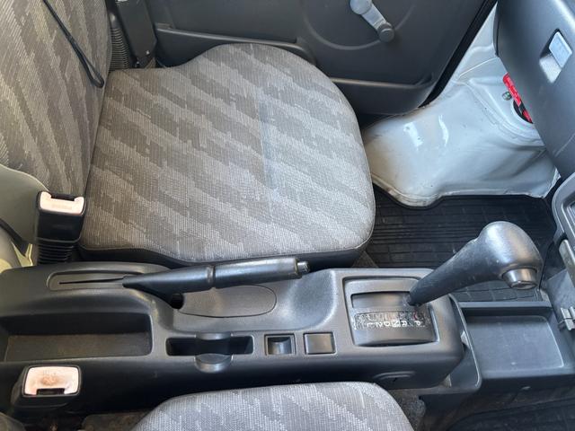 キャリイトラック 車検9年6月まで ワンオーナー エアコン パワステ 3方開 オートマ AMFMラジオ タイヤ4本新品 ホイールマッドブラック塗装 荷台マット ゲートプロテクター マット バイザー(14枚目)