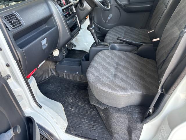 キャリイトラック 車検9年6月まで ワンオーナー エアコン パワステ 3方開 オートマ AMFMラジオ タイヤ4本新品 ホイールマッドブラック塗装 荷台マット ゲートプロテクター マット バイザー(17枚目)