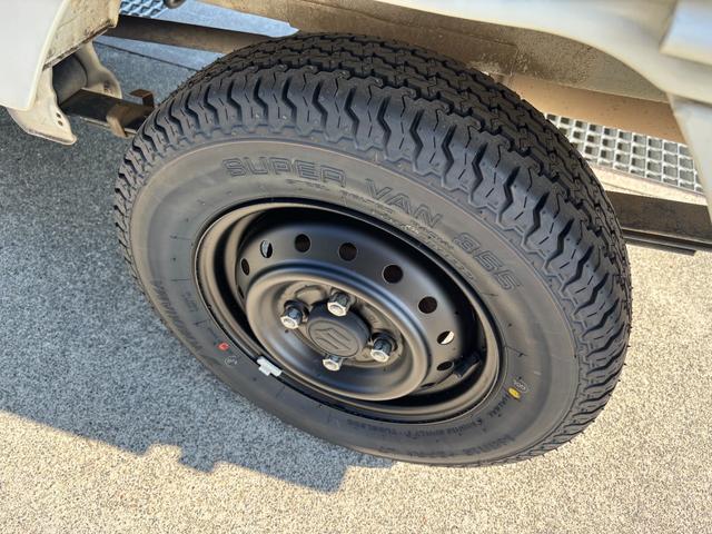 キャリイトラック 車検9年6月まで ワンオーナー エアコン パワステ 3方開 オートマ AMFMラジオ タイヤ4本新品 ホイールマッドブラック塗装 荷台マット ゲートプロテクター マット バイザー(19枚目)