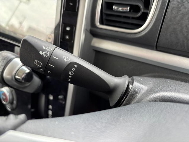 タント カスタムRS トップエディションVS SAIII 15インチアルミホイール 大型エアロバンパー LEDヘッドランプ オート格納式カラードドアミラー 本革巻ステアリングホイール 両側パワースライドドア(18枚目)