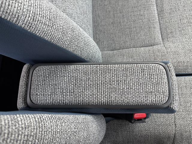 ムーヴキャンバス ストライプスX 14インチフルホイールキャップ キーフリーシステム プッシュボタンスタート UVカットガラス 両側パワースライドドア ハロゲンヘッドライト ラゲージアンダーボックス(31枚目)