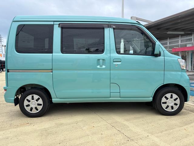 ハイゼットカーゴ クルーズSAIII 2WD MT 電動格納式カラードドアミラー UVカットガラス(フロントウィンドウ) 12インチフルホイールキャップ 撥水フルファヴリックシート表皮 キーレスエントリー マニュアルエアコン(4枚目)