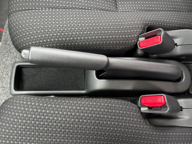 ハイゼットカーゴ クルーズSAIII 2WD MT 電動格納式カラードドアミラー UVカットガラス(フロントウィンドウ) 12インチフルホイールキャップ 撥水フルファヴリックシート表皮 キーレスエントリー マニュアルエアコン(40枚目)