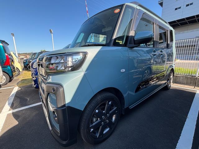 タント ファンクロスターボ　１５インチアルミホイール　キーフリーシステム　プッシュボタンスタート　オートエアコン（プッシュ式）　フルＬＥＤヘッドランプ　オート格納式カラードドアミラー　本革巻ステアリングホイール（4枚目）