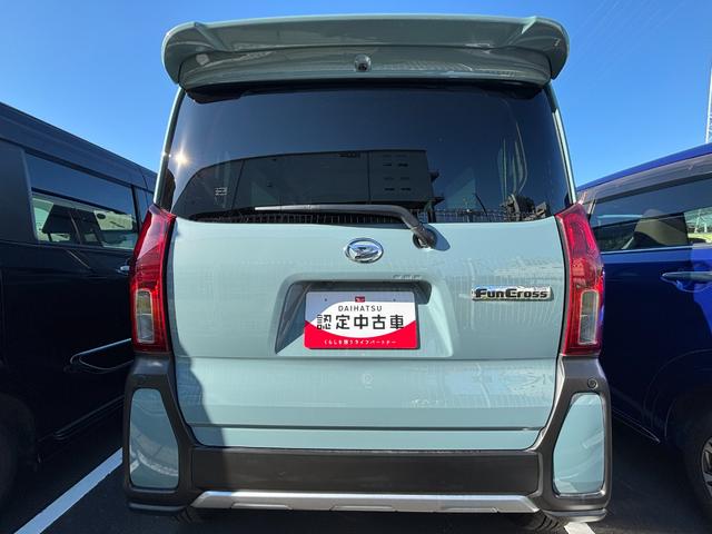 タント ファンクロスターボ　１５インチアルミホイール　キーフリーシステム　プッシュボタンスタート　オートエアコン（プッシュ式）　フルＬＥＤヘッドランプ　オート格納式カラードドアミラー　本革巻ステアリングホイール（5枚目）