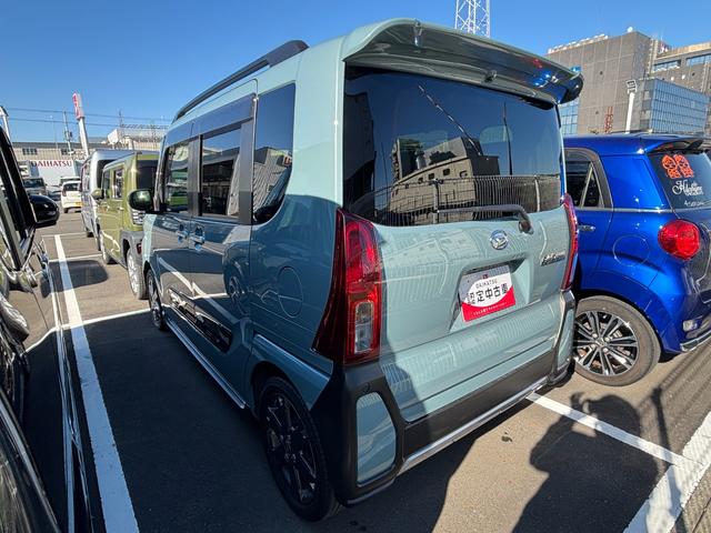 タント ファンクロスターボ　１５インチアルミホイール　キーフリーシステム　プッシュボタンスタート　オートエアコン（プッシュ式）　フルＬＥＤヘッドランプ　オート格納式カラードドアミラー　本革巻ステアリングホイール（6枚目）