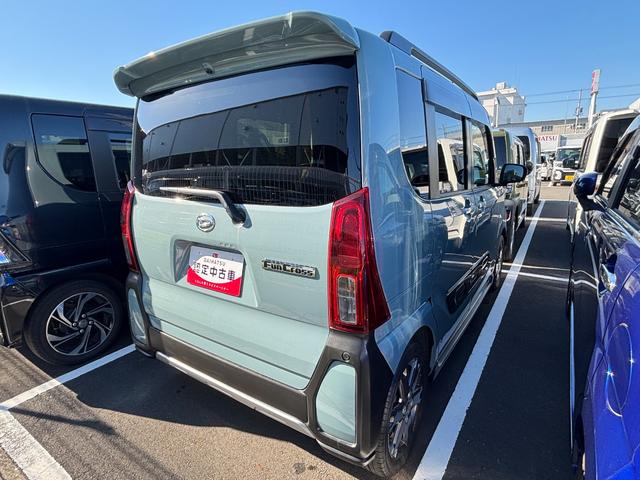 タント ファンクロスターボ　１５インチアルミホイール　キーフリーシステム　プッシュボタンスタート　オートエアコン（プッシュ式）　フルＬＥＤヘッドランプ　オート格納式カラードドアミラー　本革巻ステアリングホイール（7枚目）