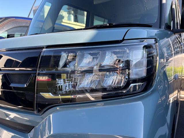 タント ファンクロスターボ　１５インチアルミホイール　キーフリーシステム　プッシュボタンスタート　オートエアコン（プッシュ式）　フルＬＥＤヘッドランプ　オート格納式カラードドアミラー　本革巻ステアリングホイール（10枚目）