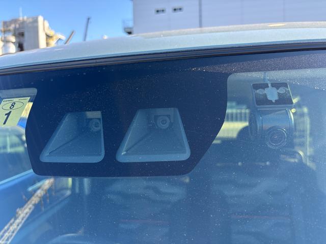 タント ファンクロスターボ　１５インチアルミホイール　キーフリーシステム　プッシュボタンスタート　オートエアコン（プッシュ式）　フルＬＥＤヘッドランプ　オート格納式カラードドアミラー　本革巻ステアリングホイール（12枚目）